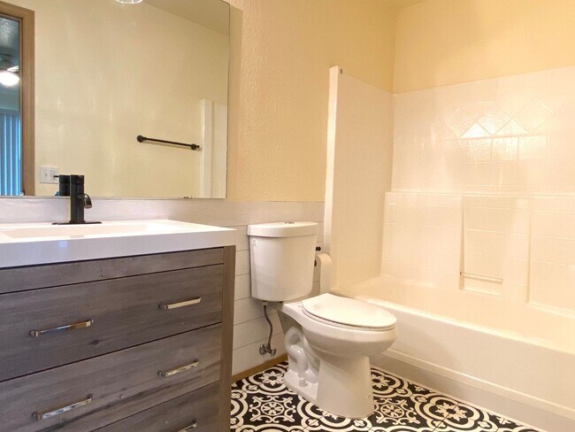 Building Photo - Beautiful New Home in Lexington Neighborho...