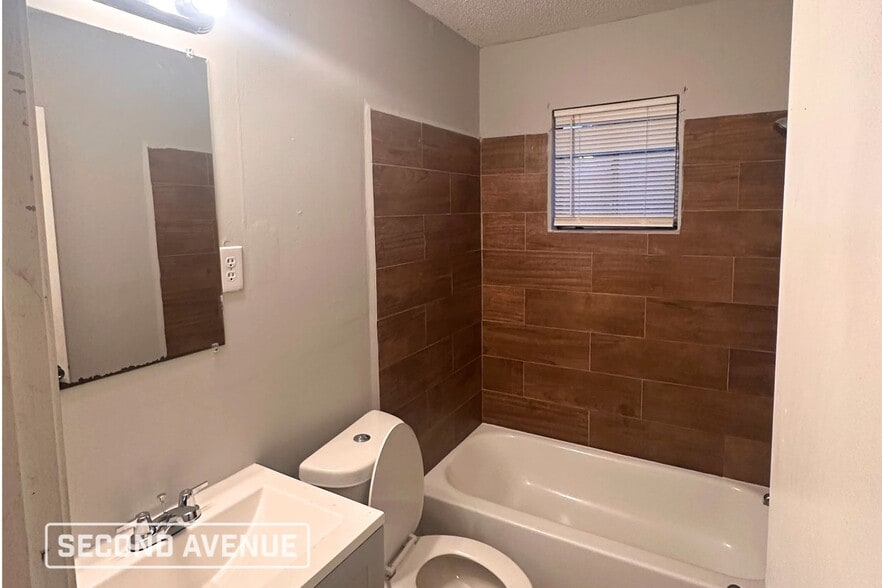 Building Photo - 1423 Whitney Ave