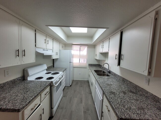 Building Photo - 2630 S Virginia Dr