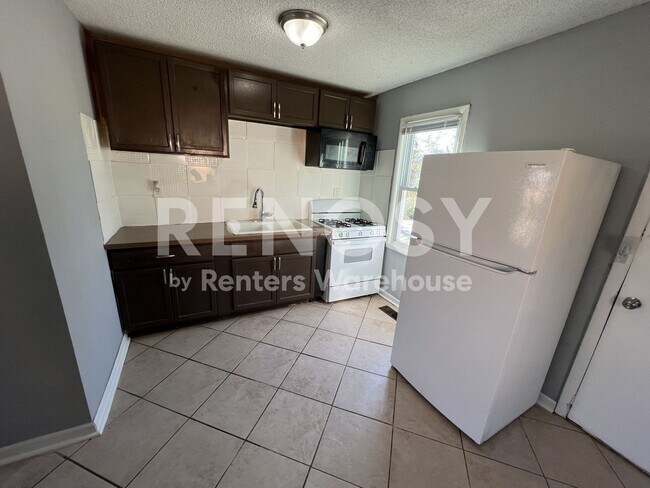 Building Photo - 3 Bedroom, 1 Bath Home For Rent In Kansas City, MO - COMING SOON!