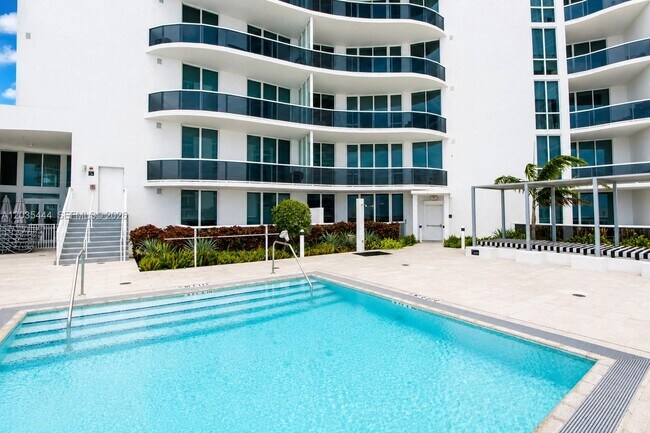 Building Photo - 15901 Collins Ave
