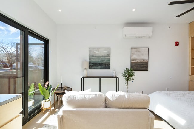 Building Photo - 815 Moro St