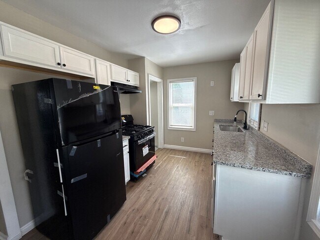Building Photo - Renovated 3-Bedroom Home – Move-In Ready!