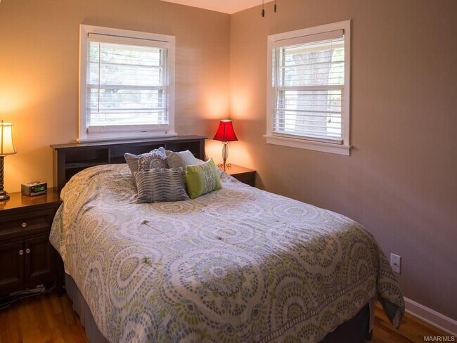 Building Photo - Adorable 3 bedroom/1 Bath in Forest Hills!