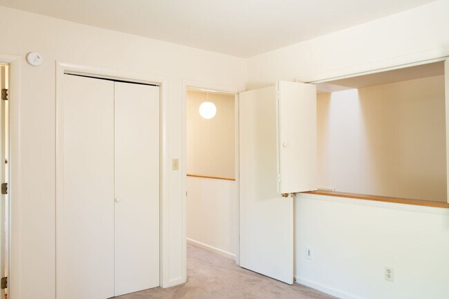 Building Photo - 2 Bedroom Townhouse Available in July