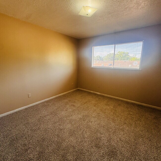 Building Photo - Spacious 3 Bedroom, 2.5 Bathroom Townhome in West End Beaumont