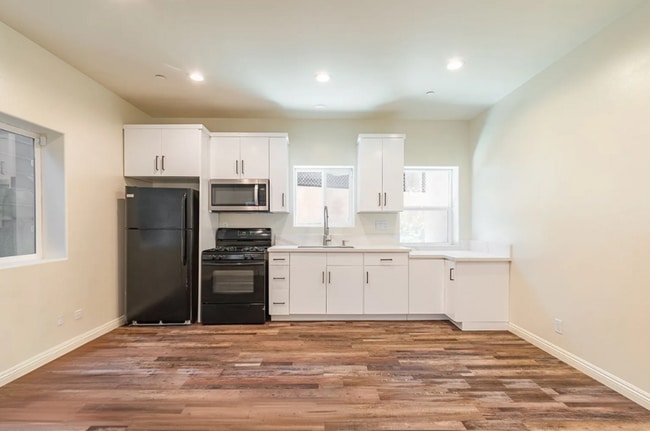 Building Photo - 3258 1/2 Dundas St. Los Angeles