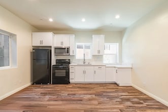 Building Photo - 3258 1/2 Dundas St.