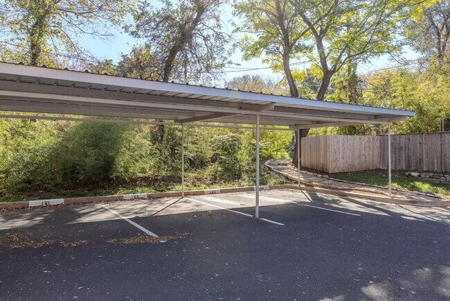 Building Photo - 611 E 45th St