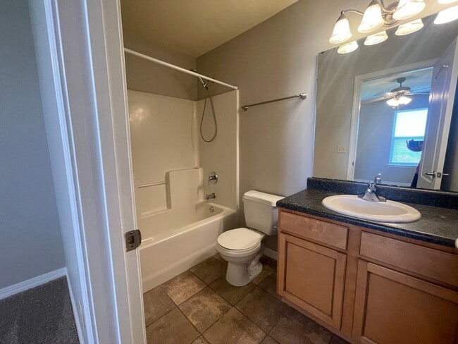 Building Photo - 3 Bedroom 2 Bath Apartment in Branson, MO