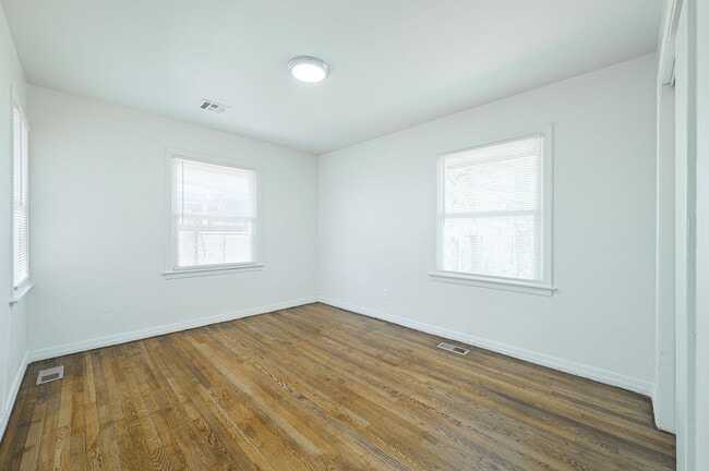 Building Photo - 1349 Kinkaid Dr