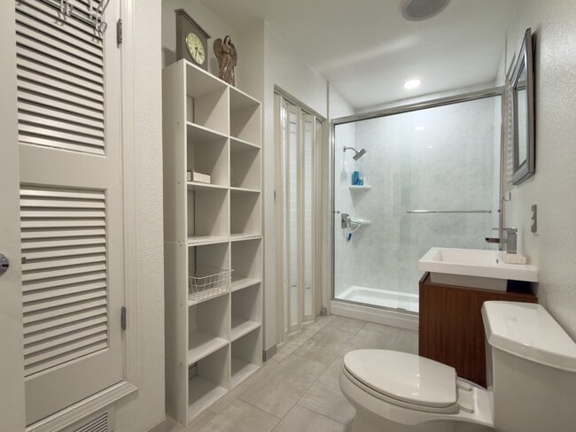 Building Photo - 15000 Ashford St