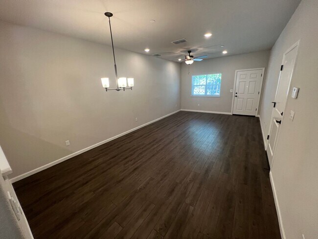 Building Photo - 3 Bed / 2.5 Bath | Rocklin Townhome