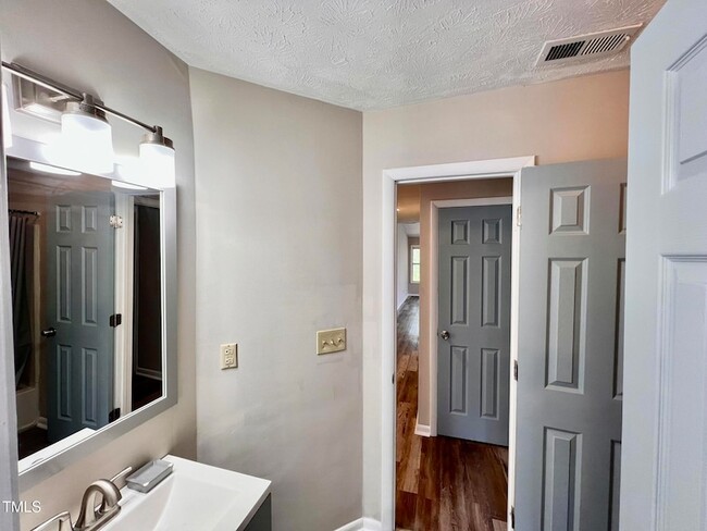 Building Photo - 1006 Wood Creek Dr
