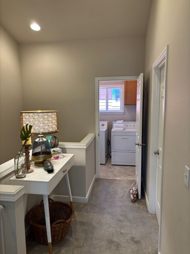 Building Photo - Ballard Townhouse