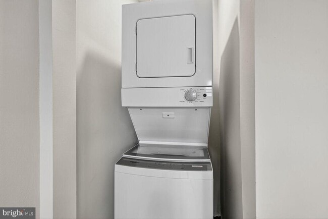 Building Photo - 610 19th St NE