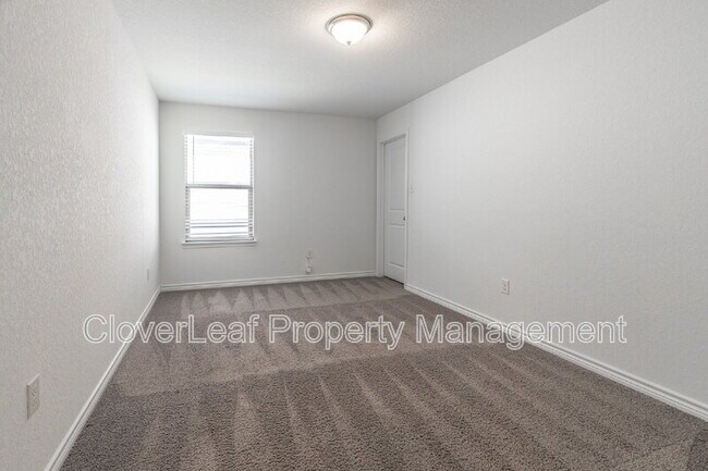 Building Photo - 308 Rustic Springs