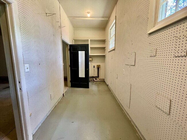 Building Photo - Charming 3-Bedroom Nest with 2 Full Baths ...
