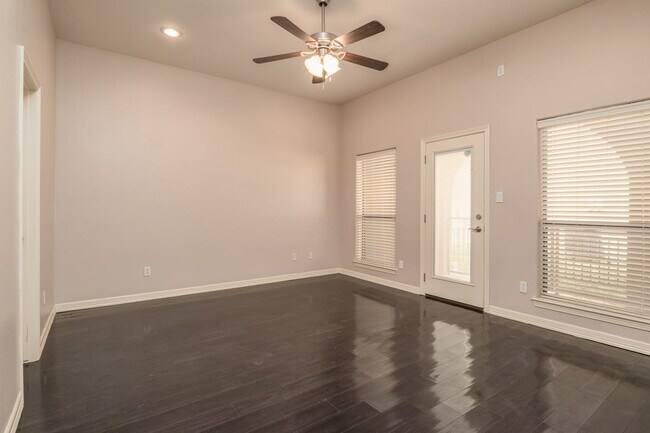 Building Photo - 2705 Mimosa St