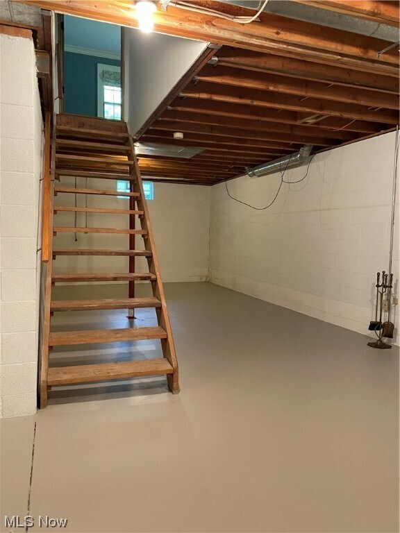 Building Photo - 10 Maple Ln