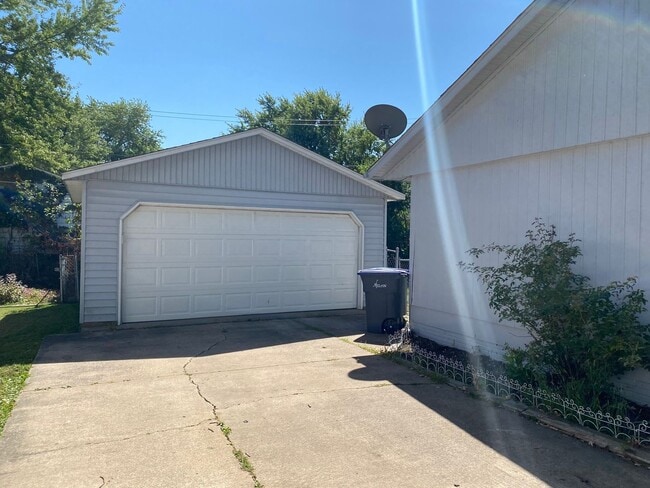 Building Photo - Check Out This Huge 4-Bedroom House!