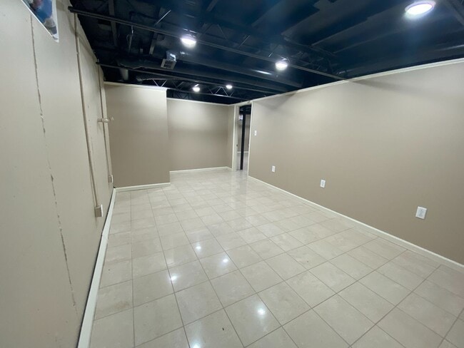 Building Photo - 4805 Spatz Ave