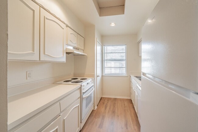 Building Photo - Updated Two Bedroom and One and Half Bathrooms apartment upstairs in the Cultural District!