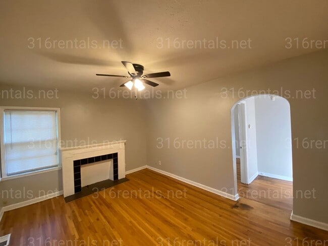Building Photo - $900 - 2 bedroom / 1 bathroom - Beautiful single family home
