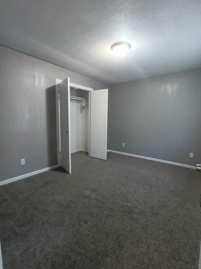 Building Photo - Clean Home