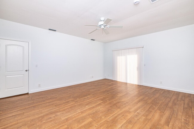 Building Photo - 121 SW 2nd Ave