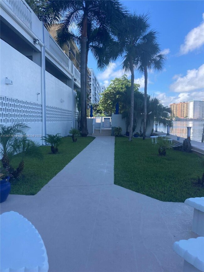 Building Photo - 17900 N Bay Rd