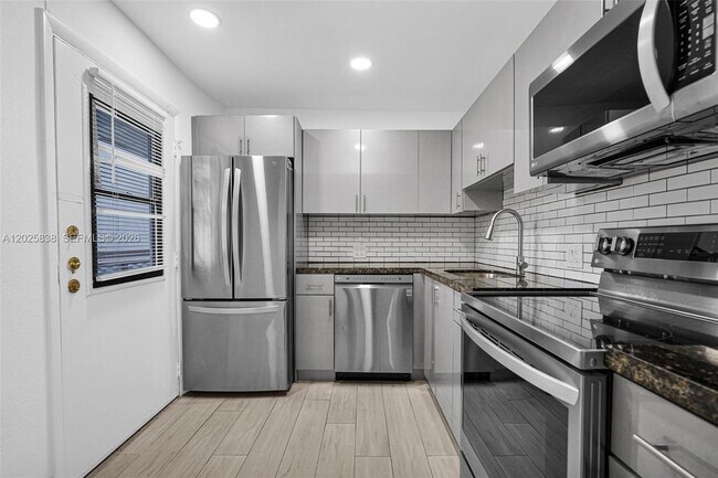 Building Photo - 3401 N Country Club Dr