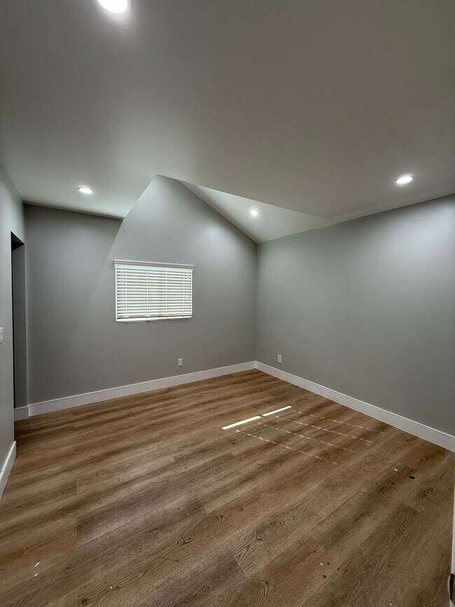 Building Photo - 142