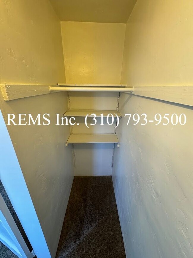 Building Photo - Refurbished Upstairs Apartment w/ Parking