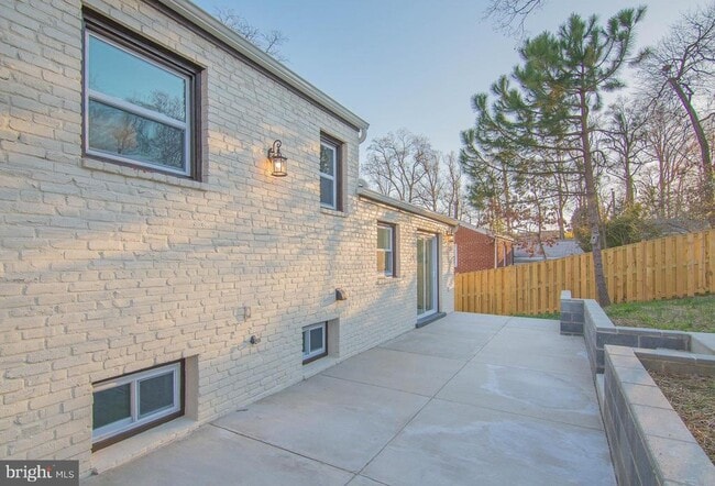 Building Photo - 14 N Montague St