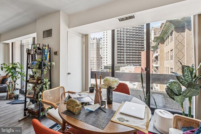 Building Photo - 1326 Spruce St