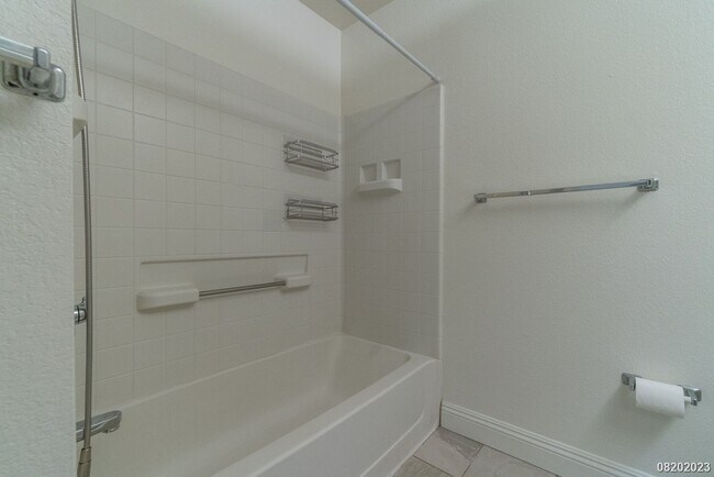 Building Photo - 3 Bed 2 Bath condo in Hillsdale Phase 2