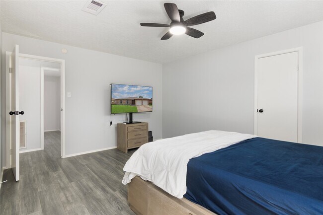 Building Photo - 4158 Bermuda Dr