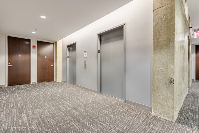 Building Photo - 550 N St Clair St
