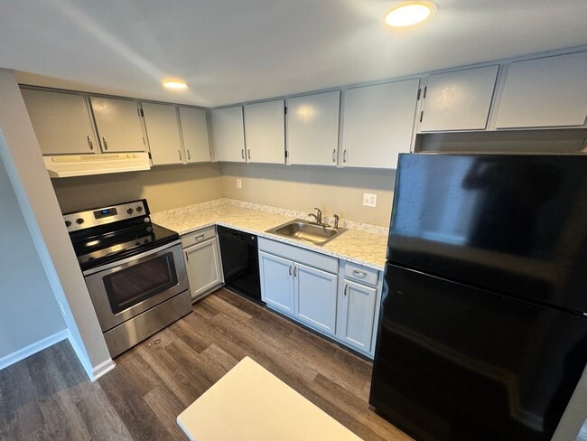 Building Photo - Renovated 2 Bedroom Townhouse East Henrico Area