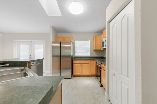 Building Photo - 884 Winchester St