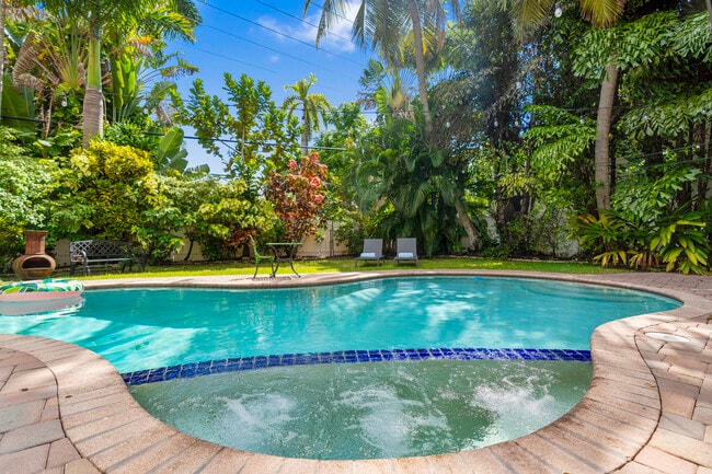 Building Photo - 614 SE 5th Ct