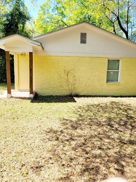 Building Photo - 1004 Pine St