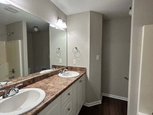 Building Photo - Beautiful End Unit Townhome