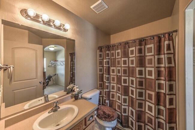 Building Photo - Beautiful townhome near little valley