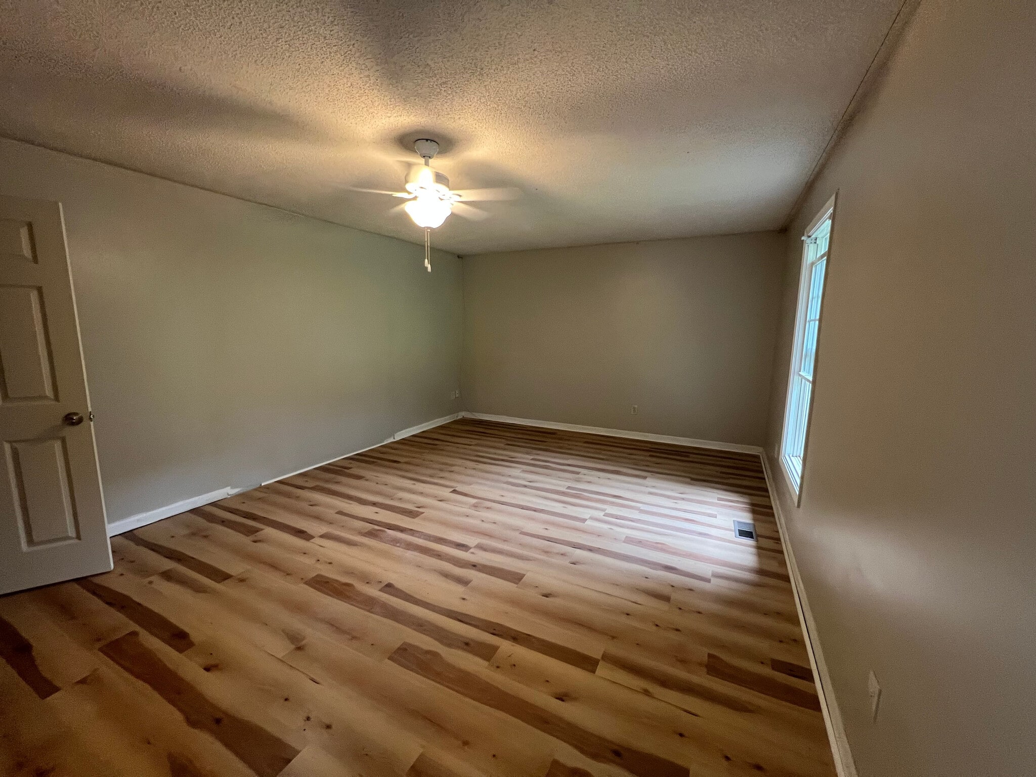 Building Photo - Room in House on Barrett Springs Dr