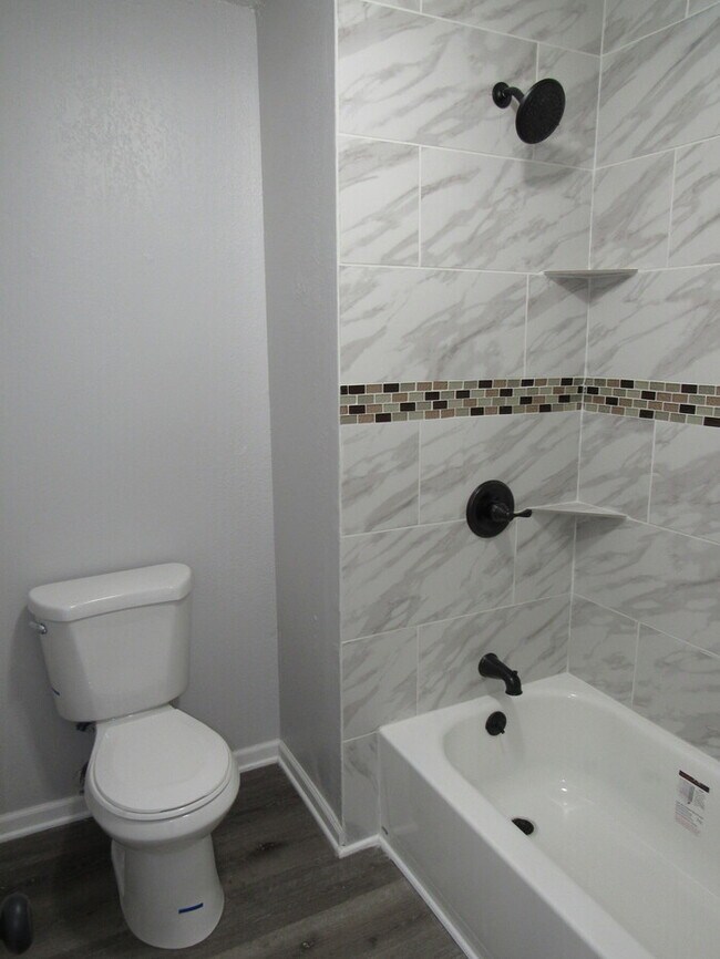 Building Photo - Cozy 2 bedrooms and 1.5 baths townhome located in Lee's Summit