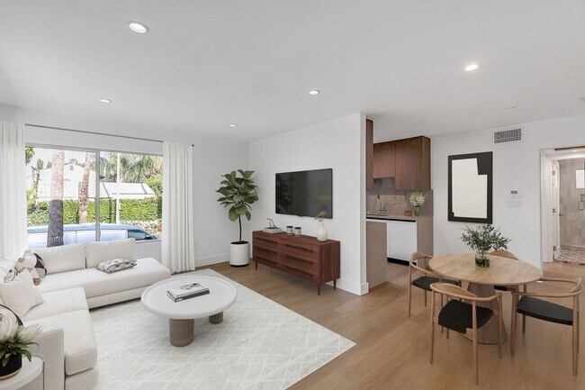 Interior Photo - 921 N Gardner St