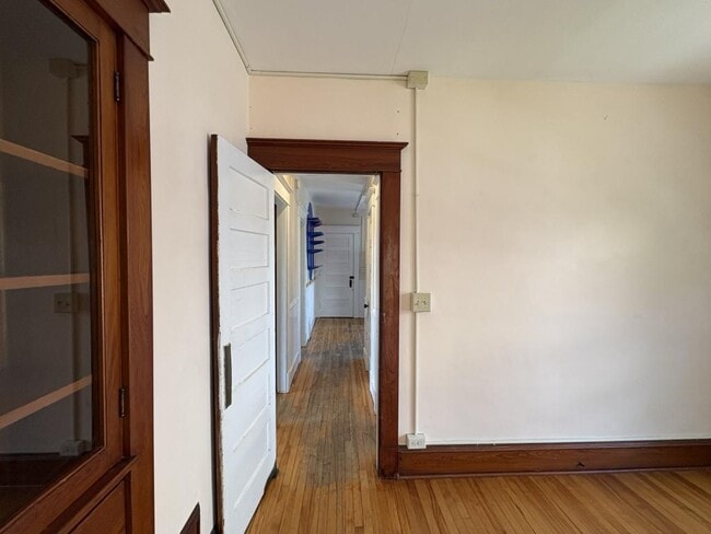 Building Photo - 48 Monroe St