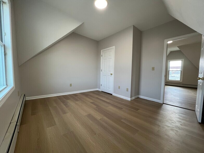 Building Photo - 981 Valley St